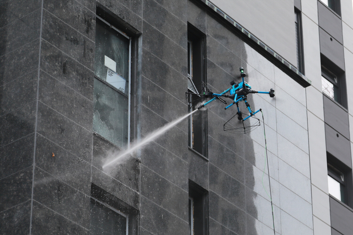 Dron myjący elewację metodą soft-wash